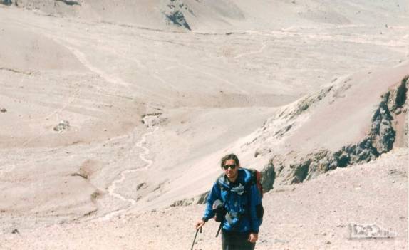 Início da caminhada de volta, de Plaza de Mulas para a entrada do parque Aconcágua, região de Mendoza, oeste da Argentina (temporada de 1998/99)